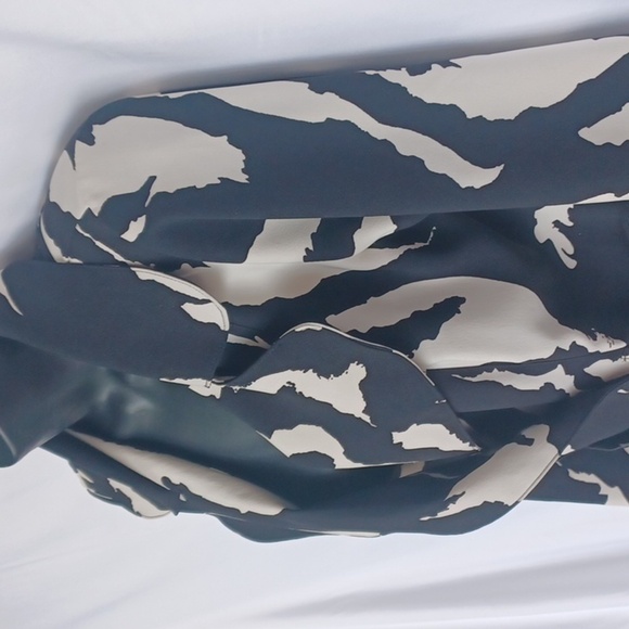 Wrapper jacket Jr sz M, black & cream, belted - Picture 3 of 7